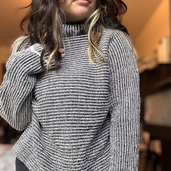 romeo + juliet couture high mock neck white black gray medium cuffed sleeves - Picture 3 of 4